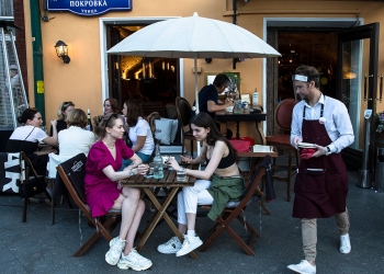 Ресторанам и кафе в Москве рекомендуют закрыть летние веранды из-за грозы
