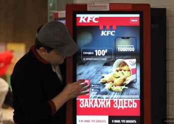 Владелец KFC заявил о замедлении роста продаж после ухода из России