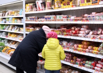 Россияне отмечают падение качества колбасы и консервов, но ждут улучшения качества овощей и фруктов