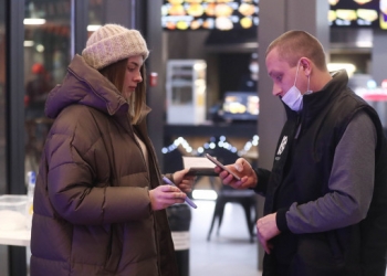 В Петербурге начали требовать QR-коды для посещения кафе и ТЦ